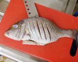 صورة لخطوة 1 من وصفة سمك بالليمون مع صوص الليمون الاخضر 🍋🐟