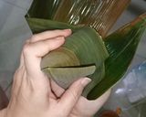 Foto langkah ke 4 dari resep Bakcang (cara melipat daun) 4/4.