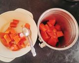 A picture of step 1 of Papaya banana smoothie 🥤.