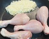 Foto del paso 2 de la receta: Muslos de pollo con verduras y salsa de yogur 🍗🥦🍴
