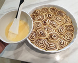Cinnamon Rolls fehércsokis mázzal recept fázis 3 fotója