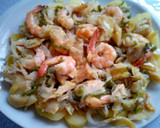 Foto del paso 13 de la receta: Bacalao frito con langostinos, cebollas y pimiento