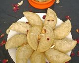 मावा गुजिया (mawa gujiya recipe in Hindi) रेसिपी चरण 10 फोटो
