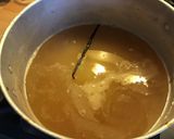 Une image de l'étape 2 de Pêches pochées au sirop et vanille.