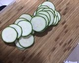 Foto del paso 1 de la receta: Flores de salmón y calabacín
