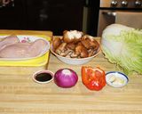 Foto del paso 1 de la receta: Pollo saltado con hongos shiitake y repollo chino