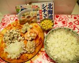 A picture of step 1 of [Hokkaido White Sauce Bake] Creamy Shrimp, Mushroom, Clam, Onion, Tuna, and Corn Puff Pastry Soup.