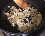 Une image de l'étape 10 de Dahl de lentilles jaunes aux carottes violettes, tomates et courgette.