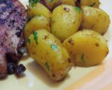A picture of step 2 of Pan grilled chicken with garlic potatoes.