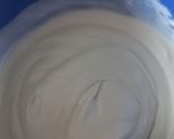Foto del paso 2 de la receta: Brazo de reina relleno de crema con frutilla