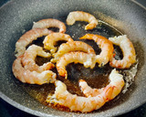 Foto del paso 6 de la receta: Arroz venere con langostinos, shiitake y jamón ibérico