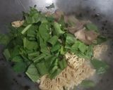 Foto langkah ke 2 dari resep Mie goreng tektek praktis.