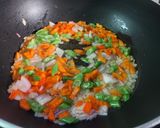 A picture of step 2 of Prawns Khao Suey.