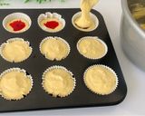 Foto langkah ke 4 dari resep Strawberry Cupcake.