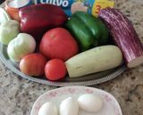 Foto del paso 1 de la receta: Ensalada de pimientos, tomate, berenjena, cebolla, calabacín