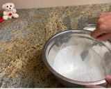 Hình bước làm 1 của món Cách nhồi bột bánh Mì bằng tay