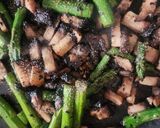 Foto del paso 4 de la receta: Espárragos con Portobello en Aceite de Oliva extra virgen La Española