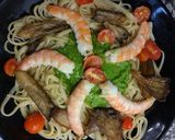 Foto del paso 7 de la receta Tallarines al pesto con setas y langostinos