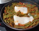 Foto del paso 6 de la receta Pescadilla y judías verdes con tomate y bacon