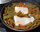 Foto del paso 6 de la receta: Pescadilla y judías verdes con tomate y bacon