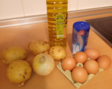 Foto del paso 1 de la receta: Tortilla de patatas con cebolla en MC