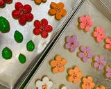 Foto langkah ke 5 dari resep Flower Cookies With Royal Icing.