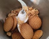 Foto del paso 2 de la receta: Tarta de queso de nísperos y base de crumble de almendras