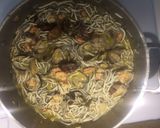 Foto del paso 2 de la receta Spaguettis negros con gulas, gambas y almejas