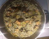 Foto del paso 2 de la receta: Spaguettis negros con gulas, gambas y almejas