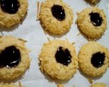 Foto langkah ke 10 dari resep STRAWBERRY, BLUEBERRY THUMBPRINT COOKIES | KUE KERING LEBARAN.
