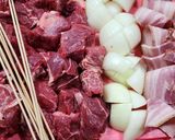 Foto del paso 1 de la receta: 🍢🌶️Brochetas picantes 🌶️🍢 Carne, cebolla y panceta