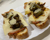 Foto del paso 12 de la receta: Tostas de Lomo con Pimientos Caramelizados y Queso al Smith