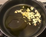 Une image de l'étape 1 de Haricots verts, ail et champignons.