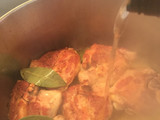 Pollo guisado con salsa