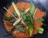 Foto langkah ke 5 dari resep Gulai Tongkol dan Pucuk Ubi.