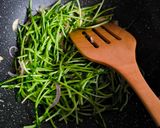 Gambar langkah 3 resipi Simple Pea Sprout Stir Fry.