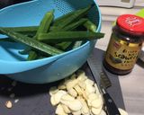 A picture of step 1 of Okra With Seaweed Chilli And Fried Garlic.