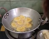 A picture of step 2 of Kacche kele ke pakode.