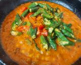 A picture of step 3 of Bhindi Masala.