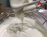 Foto langkah ke 3 dari resep Bolu gulung rainbow mini.