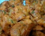 A picture of step 3 of Onions bhajiya.