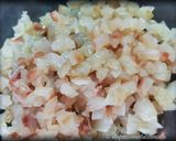Foto del passaggio 4 della ricetta Tartare di Branzino al Pepe Rosa e Cipolle di Breme