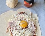 Une image de l'étape 1 de Une petite Calzone Jambon, Oeuf et Fromage ça vous dit ?.