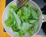 Foto langkah ke 4 dari resep Tumis Kangkung Saos Tiram #dapurelbeweek16.