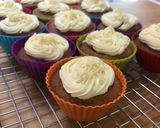 A picture of step 5 of Dulce de leche cupcakes.