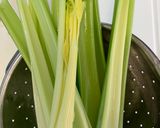 รูปขั้นตอนการทำที่ 1 ของ Celery Juice Cleanse (ขึ้นฉ่ายฝรั่ง)น้ำเซเลอรี่ มหัสจรรย์ เมนู ดีท็อก ร่างกายกันบ้างค่ะ😊