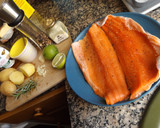 Foto del paso 1 de la receta: Trucha asalmonada con salsa de lima