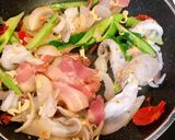 รูปขั้นตอนการทำที่ 3 ของ ผัดบะหมี่ซีอิ้วทะเลเบคอนพริกแห้ง🍜🦐🦑🥓🥬🌶style by barbie👩🏼‍🍳