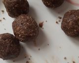 बिस्कुट चाॅकलेट बॉल्स(biscuit chocolate balls recipe in hindi) रेसिपी चरण 2 फोटो