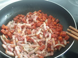 Macarrones con chorizo, bacon y tomate